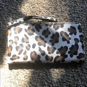 Super cute wallet clutch in leopard